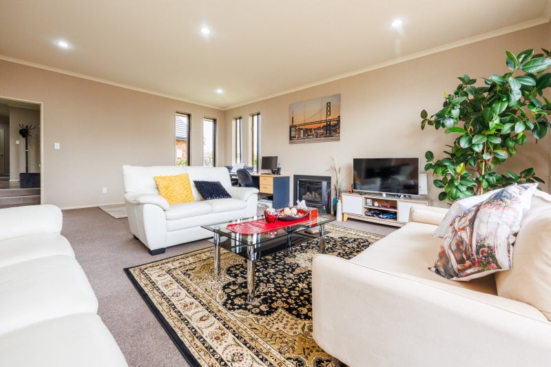 3 Varsity Heights, Fitzherbert, Palmerston North - Carousel 2