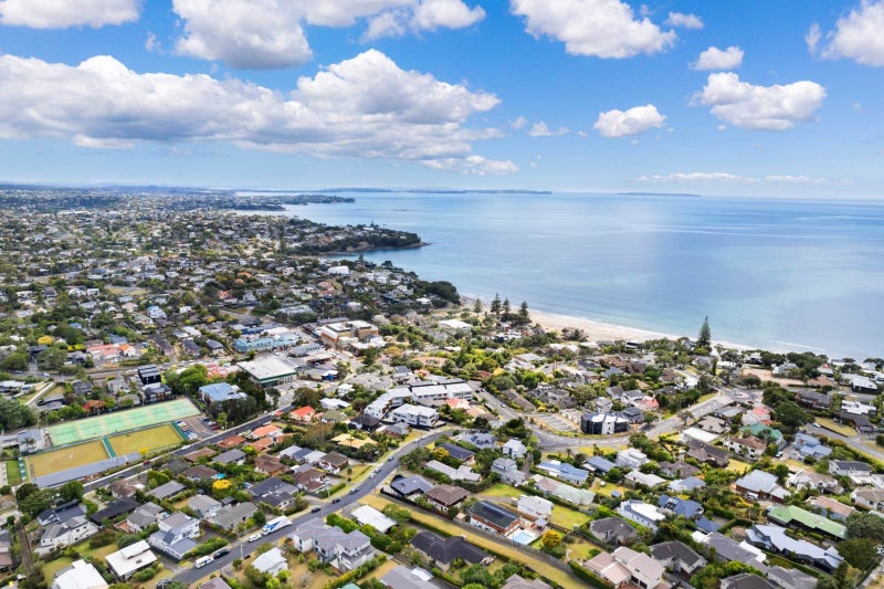 2/8 Newhaven Terrace, Mairangi Bay, Auckland - Carousel 2