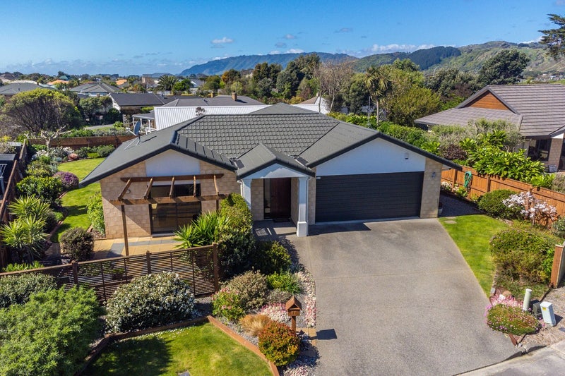 27 Quadrant Heights, Paraparaumu - Carousel 1