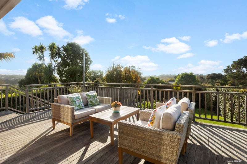 7 Highland Avenue, Titirangi, Auckland - Carousel 1