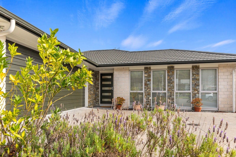 14 Rochfort Crescent, Pyes Pa, Tauranga - Carousel 1