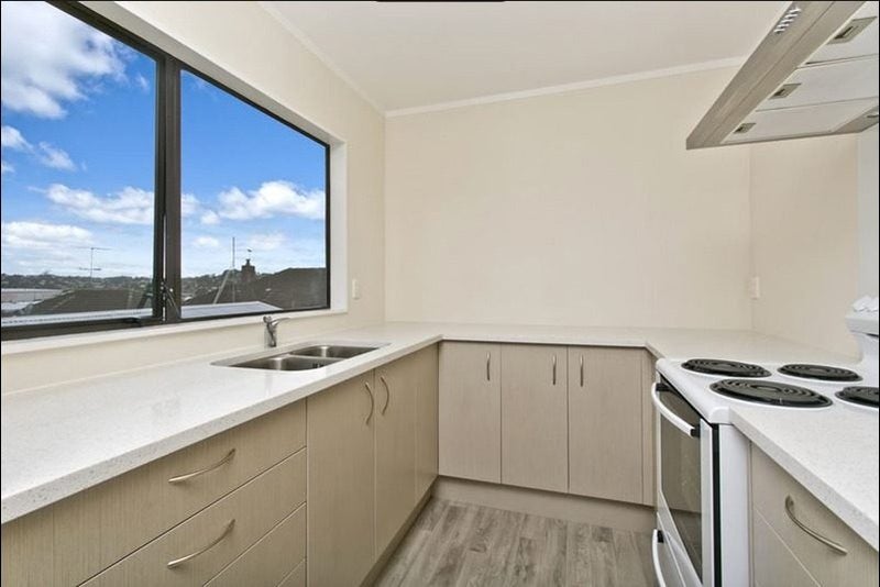 2/2 Woodall Place, Totara Vale, Auckland - Carousel 2