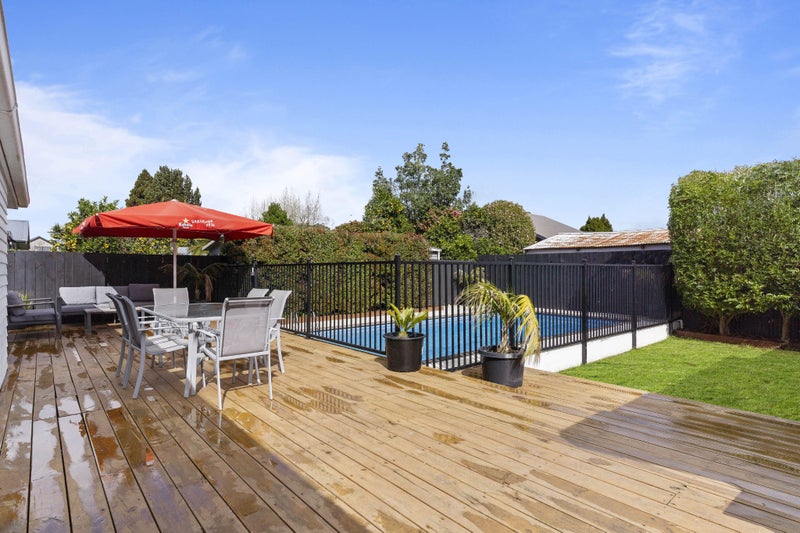 61 Beach Road, Te Atatu Peninsula, Auckland - Carousel 1