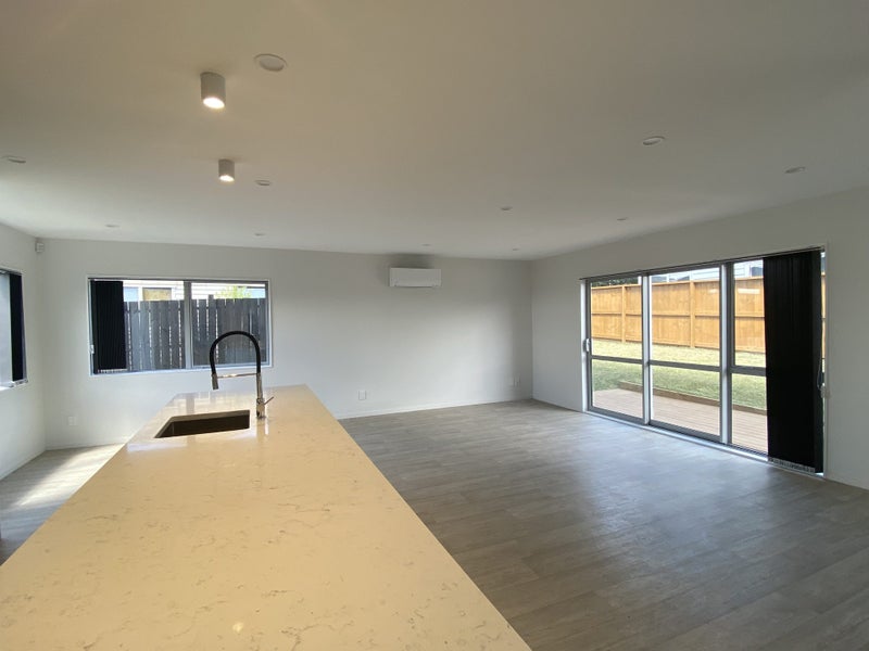 24B Sabot Place, Massey, Auckland - Carousel 4