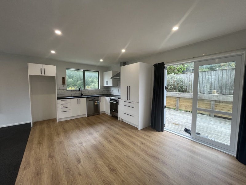 6 Ribbonwood Terrace, Ranui, Porirua - Carousel 2