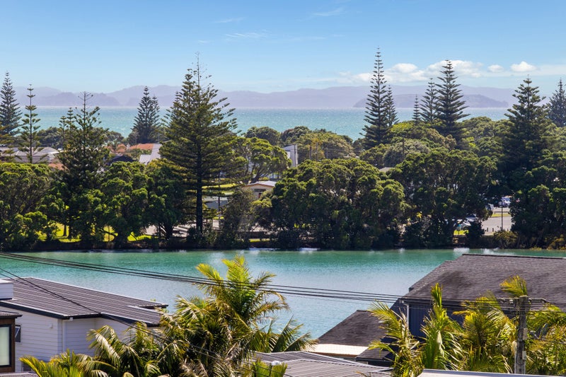 35 Pohutukawa Avenue, Red Beach, Whangaparāoa - Carousel 1