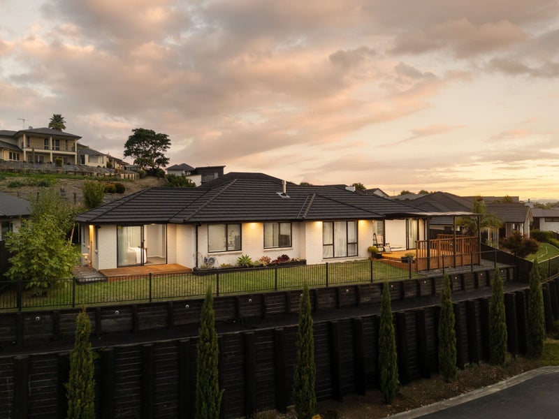 20 Rose Berry Crescent, Flagstaff, Hamilton - Carousel 1