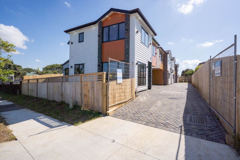 2 Imrie Avenue, Mangere, Auckland - Carousel 1