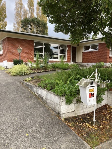 21 Hooker Avenue, Chedworth, Hamilton - Carousel 1