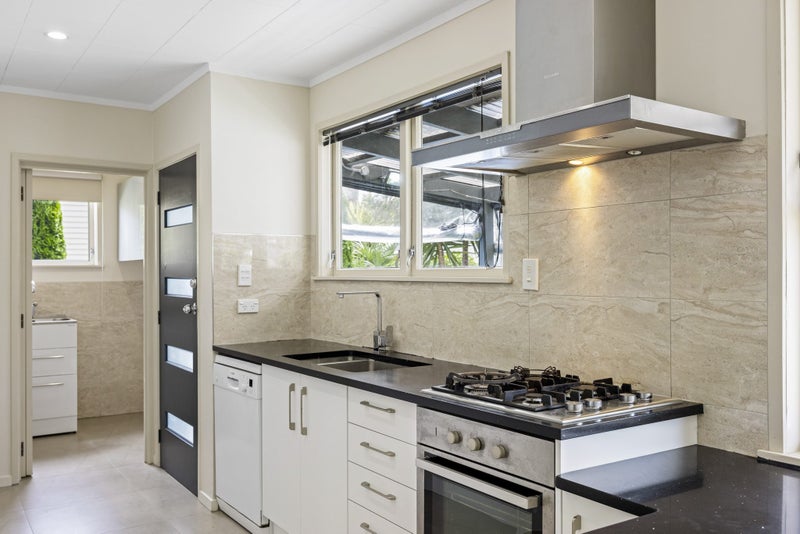 18 Rewarewa Road, Te Atatu Peninsula, Auckland - Carousel 1