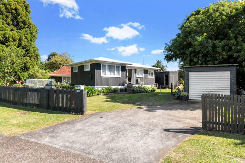 63 The Circle, Manly, Whangaparaoa - Carousel 1