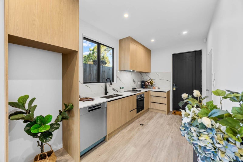 8/113 Te Atatu Road, Te Atatu South, Auckland - Carousel 2