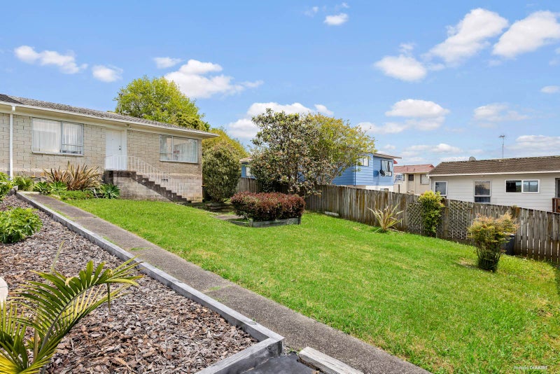 2/14 Kingussie Place, Highland Park, Auckland - Carousel 1