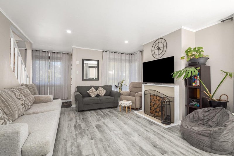 112 Rangituhi Crescent, Takapuwahia, Porirua - Carousel 1