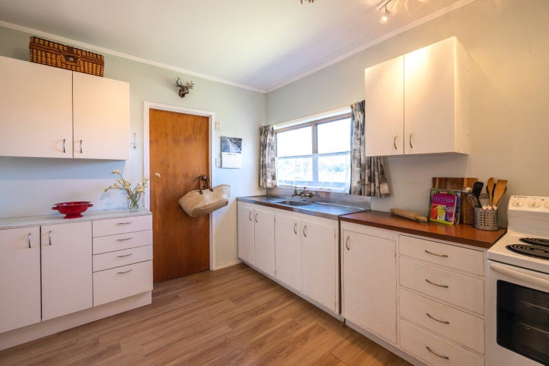 26 Beatty Parade, Surfdale, Waiheke Island - Carousel 2