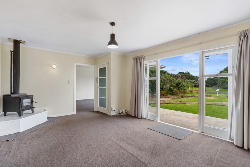 8 Kiwi Esplanade, Mangere Bridge, Auckland - Carousel 2