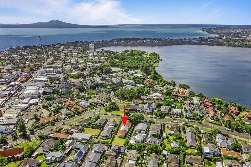 2/5 Otakau Road, Milford, Auckland - Carousel 1