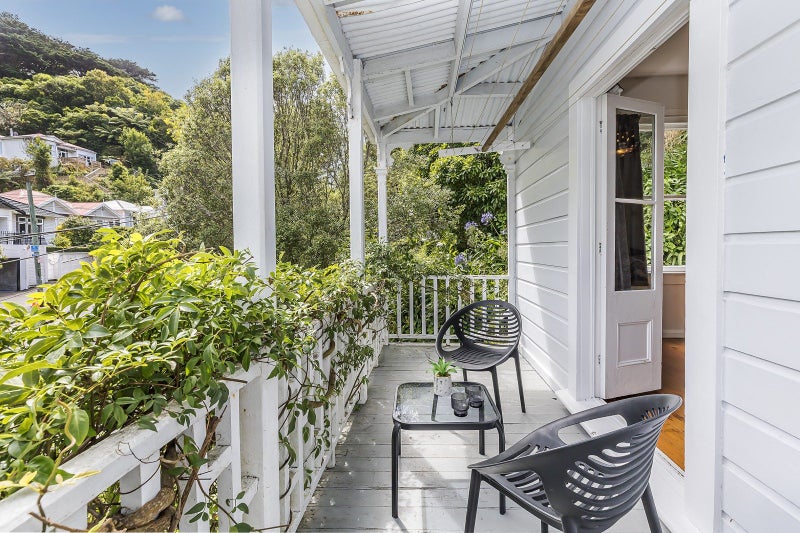 8 Adams Terrace, Aro Valley, Wellington - Carousel 2