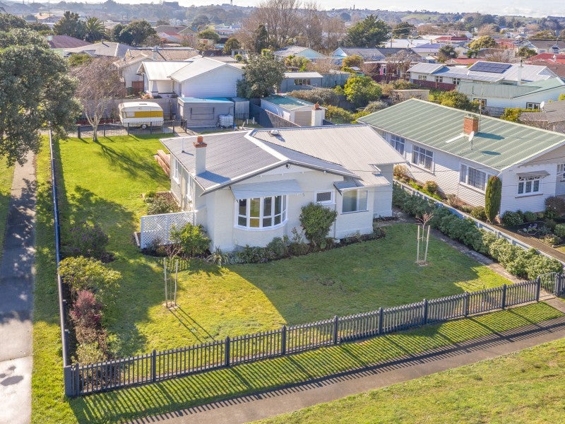 4 Muir Street, Gonville, Whanganui - Carousel 1