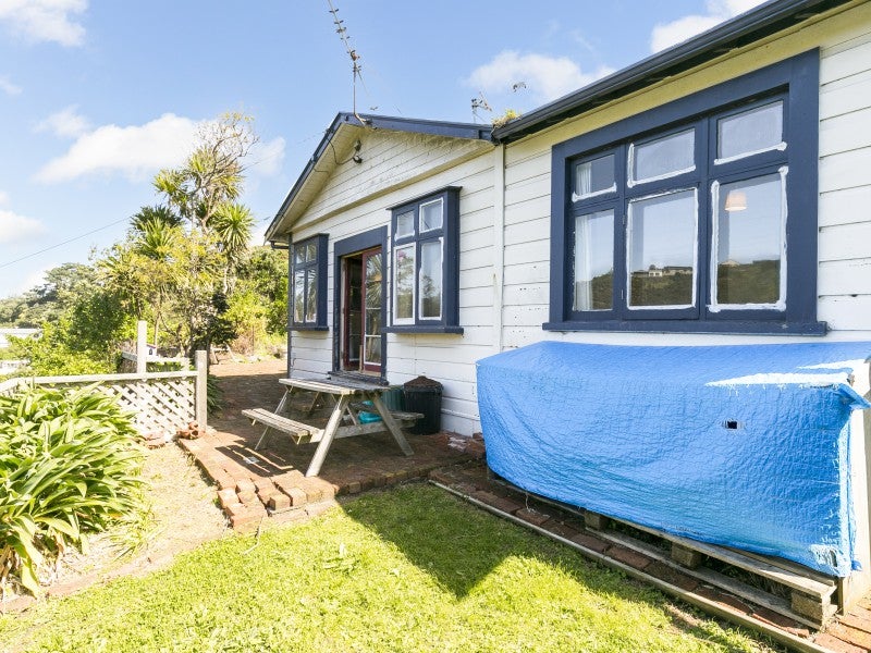 123 Happy Valley Road, Owhiro Bay, Wellington - Carousel 1