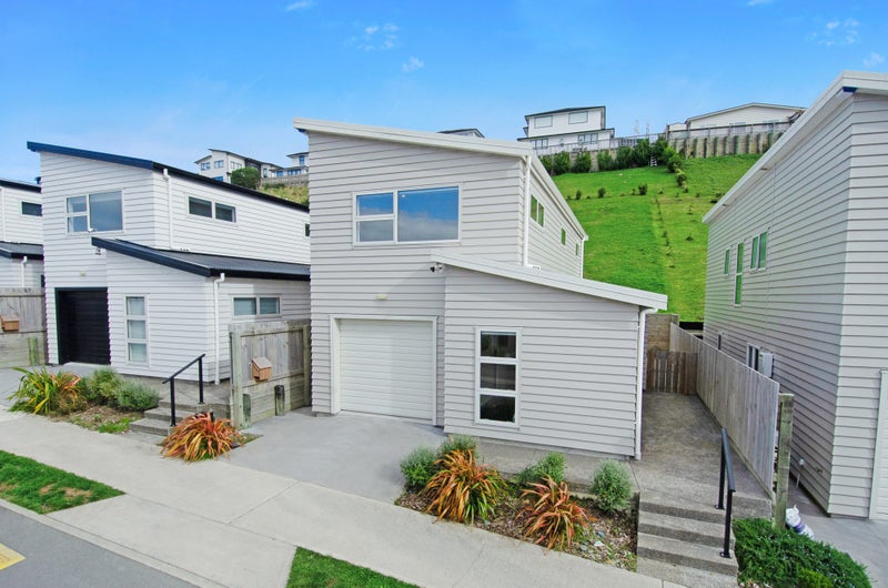 27 Stockport Grove, Churton Park, Wellington - Carousel 1