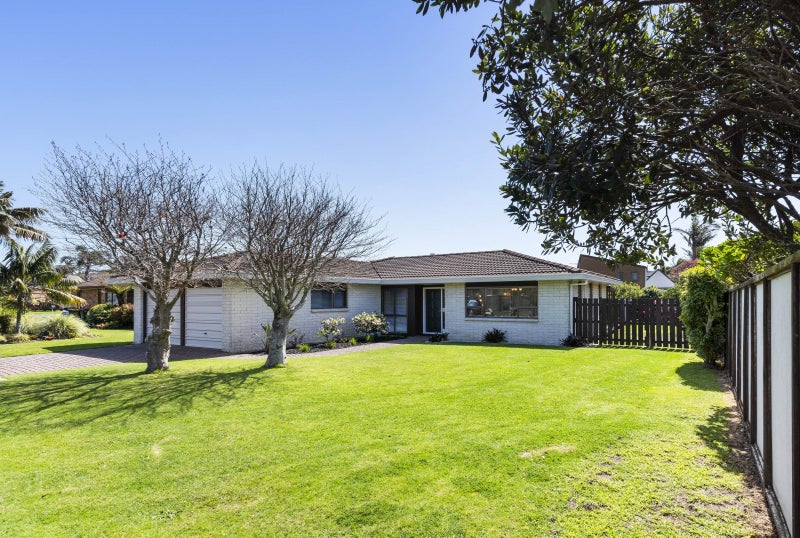 34 Vivian Wilson Drive, Eastern Beach, Auckland - Carousel 1