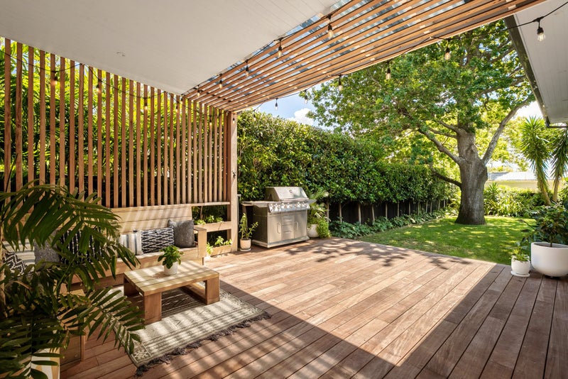 2 Manor Place, Point Chevalier, Auckland - Carousel 1