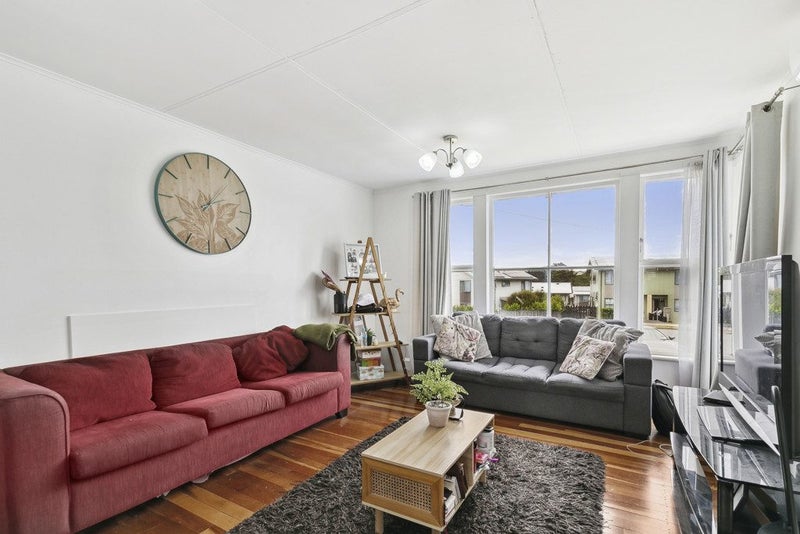 6 Iris Grove, Cannons Creek, Porirua - Carousel 2