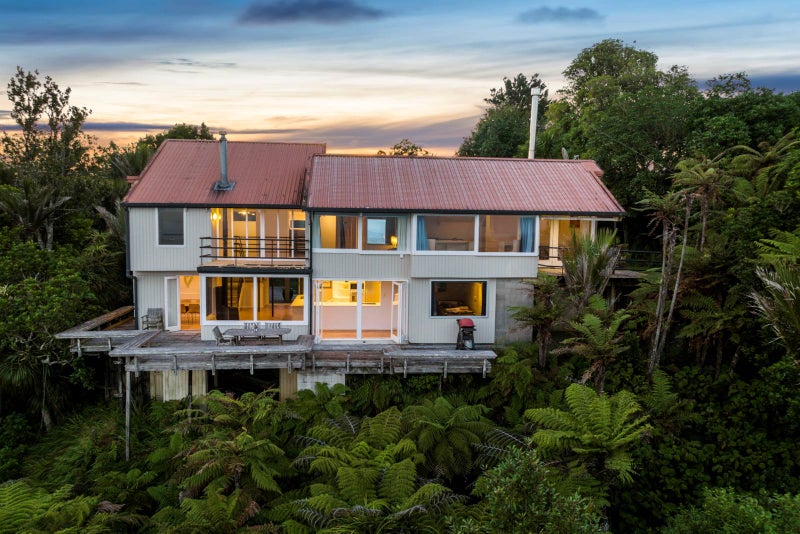 501 Scenic Drive, Waiatarua, Auckland - Carousel 1