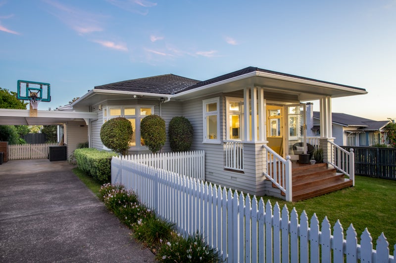 8 Northumberland Avenue, Belmont, Auckland - Carousel 1