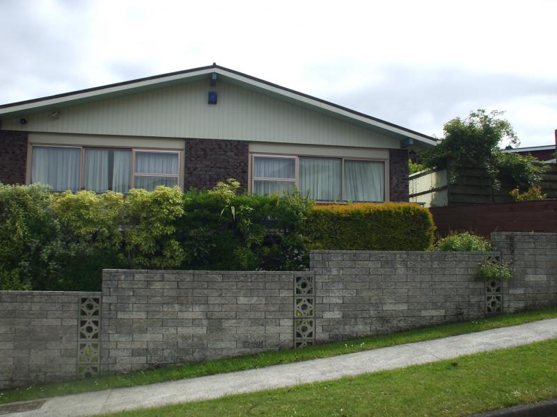 9 Summit Road, Fairfield, Lower Hutt - Carousel 1