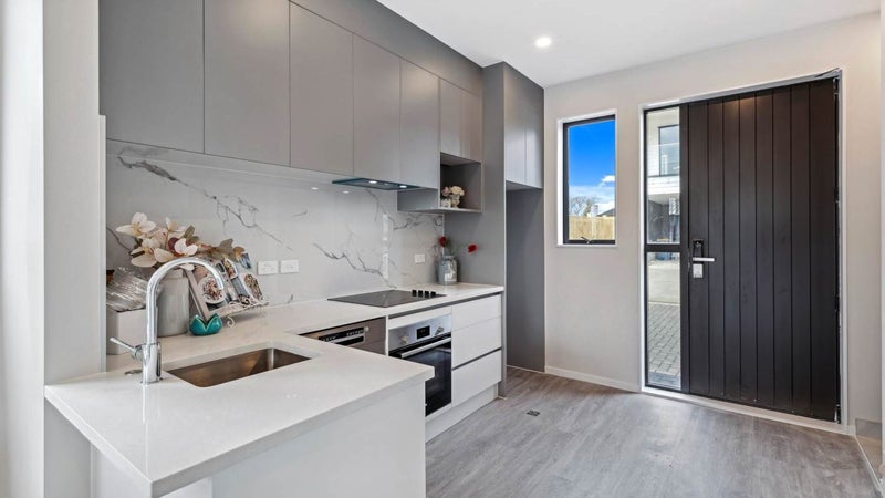 2B Glenford Lane, Te Atatu Peninsula, Auckland - Carousel 1