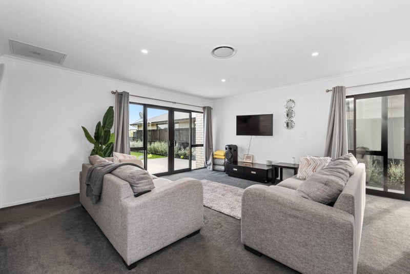 13 Lavinias Way, Chartwell, Hamilton - Carousel 1