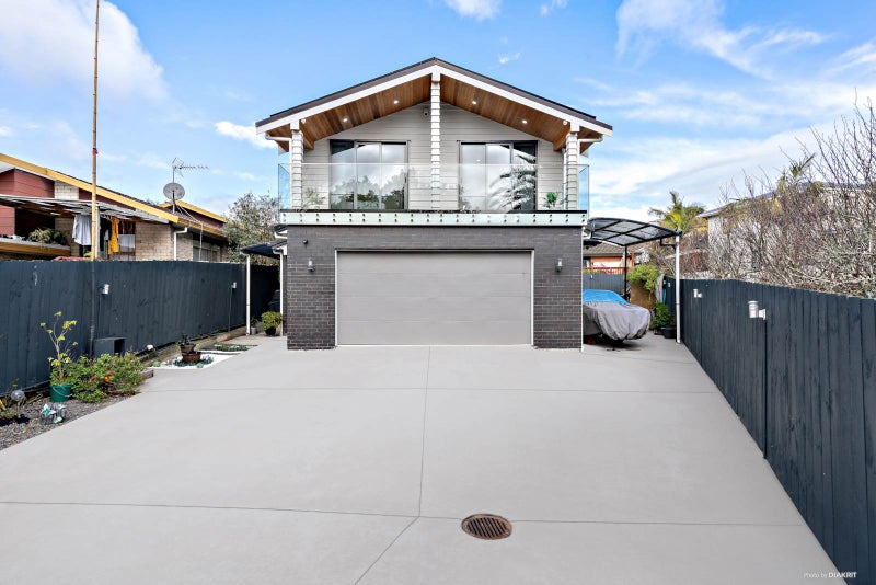 2/12 Sikkim Crescent, Clover Park, Auckland - Carousel 2