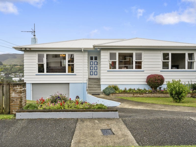 40 St Johns Terrace, Tawa, Wellington - Carousel 1