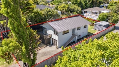 16 Onedin Place, Titirangi, Auckland - Carousel 1