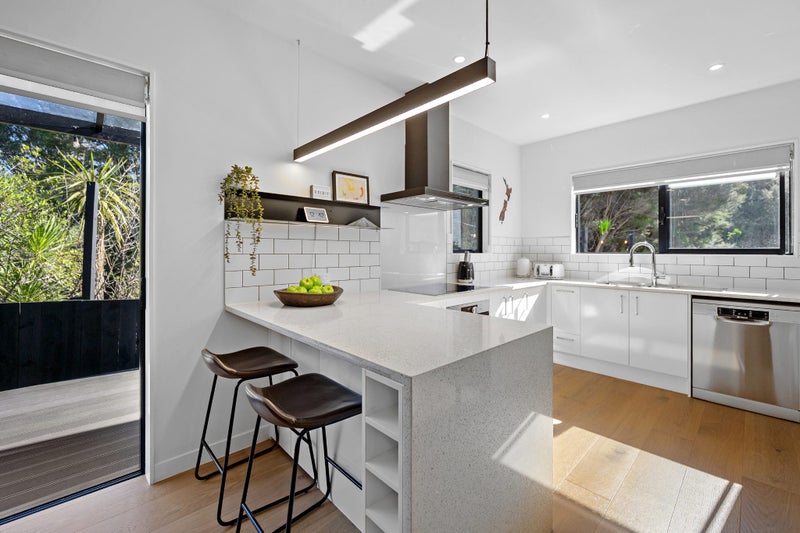 22 Hava Place, Green Bay, Auckland - Carousel 2