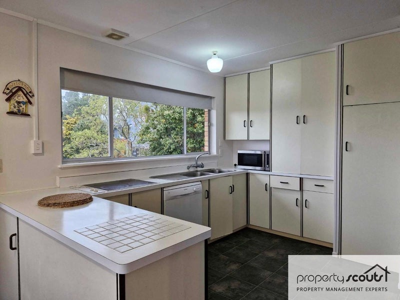 16 Carlton Terrace, Westown, New Plymouth - Carousel 2