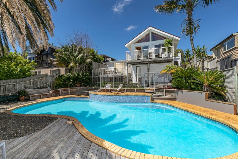 5 Beulah Avenue, Rothesay Bay, Auckland - Carousel 1