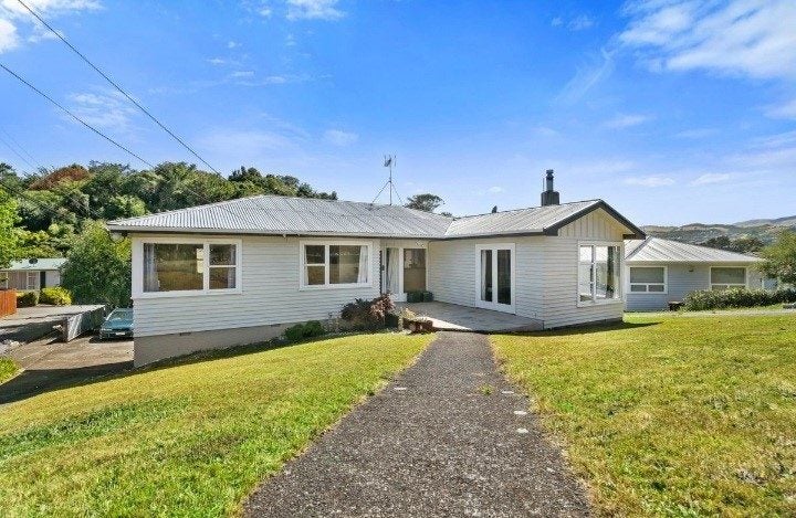 38 Larsen Crescent, Tawa, Wellington - Carousel 2