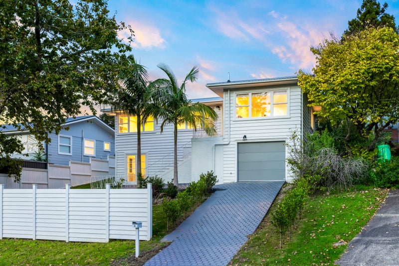 8 Daffodil Street, Titirangi, Auckland - Carousel 2