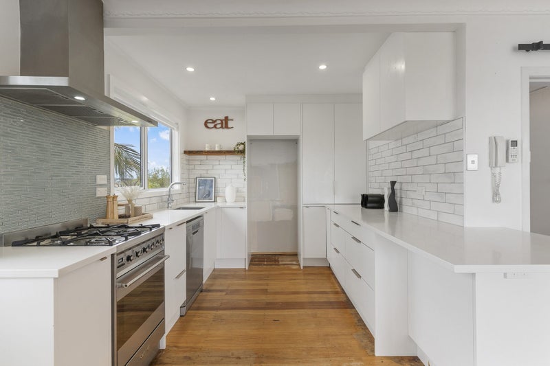 2/104 Sylvan Avenue, Northcote, Auckland - Carousel 1