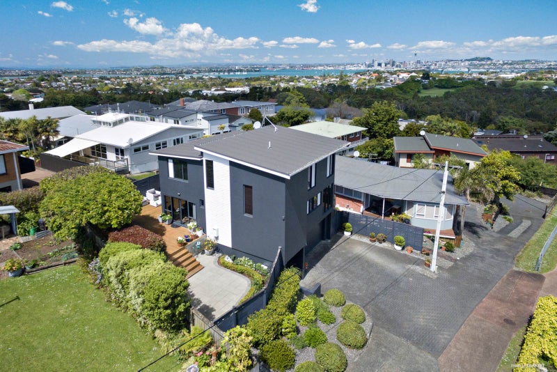 1/0 Pupuke Road, Northcote, Auckland - Carousel 1