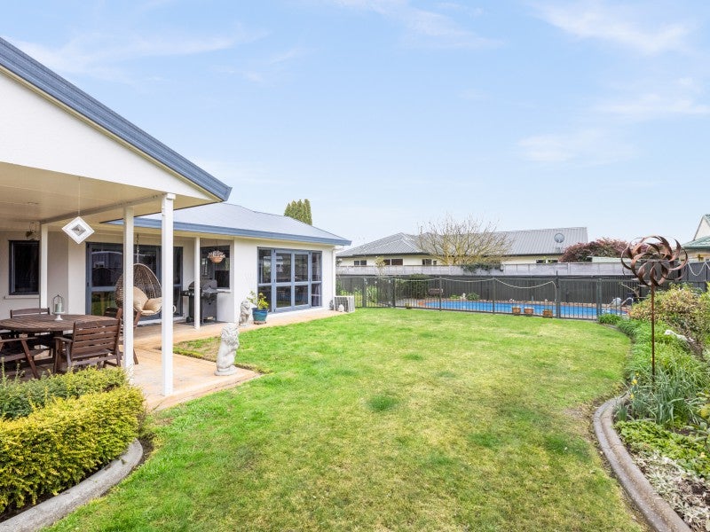 3 Amanda Place, Mayfair, Hastings - Carousel 1