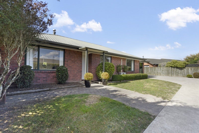 39 Lord Auckland Road, Wakefield - Carousel 1