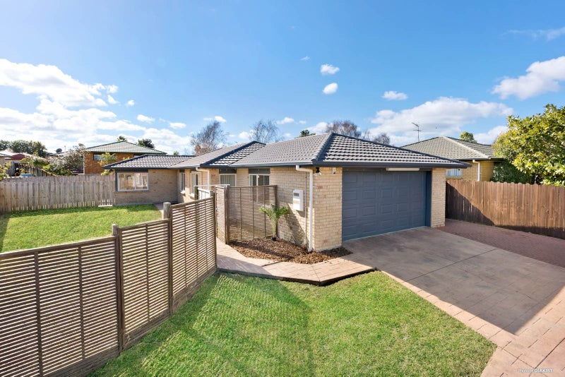 17 Medvale Avenue, Flat Bush, Auckland - Carousel 1