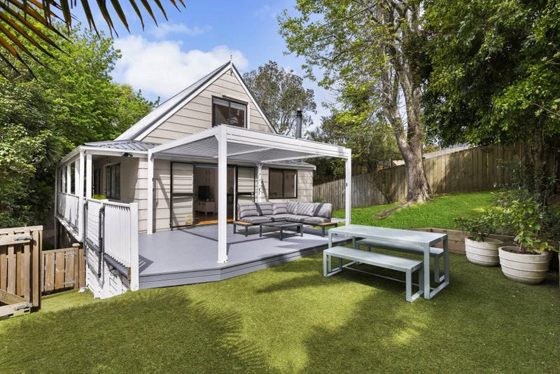 8A Cresta Avenue, Beach Haven, Auckland - Carousel 1