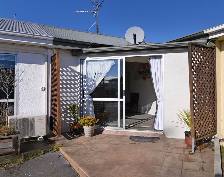 3 Hereford Street, Cannons Creek, Porirua - Carousel 1