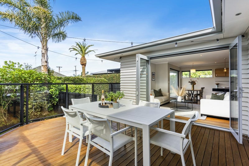 2/12 Beatrice Avenue, Hillcrest, Auckland - Carousel 1