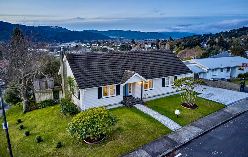 1 Ecclesfield Grove, Silverstream, Upper Hutt - Carousel 1